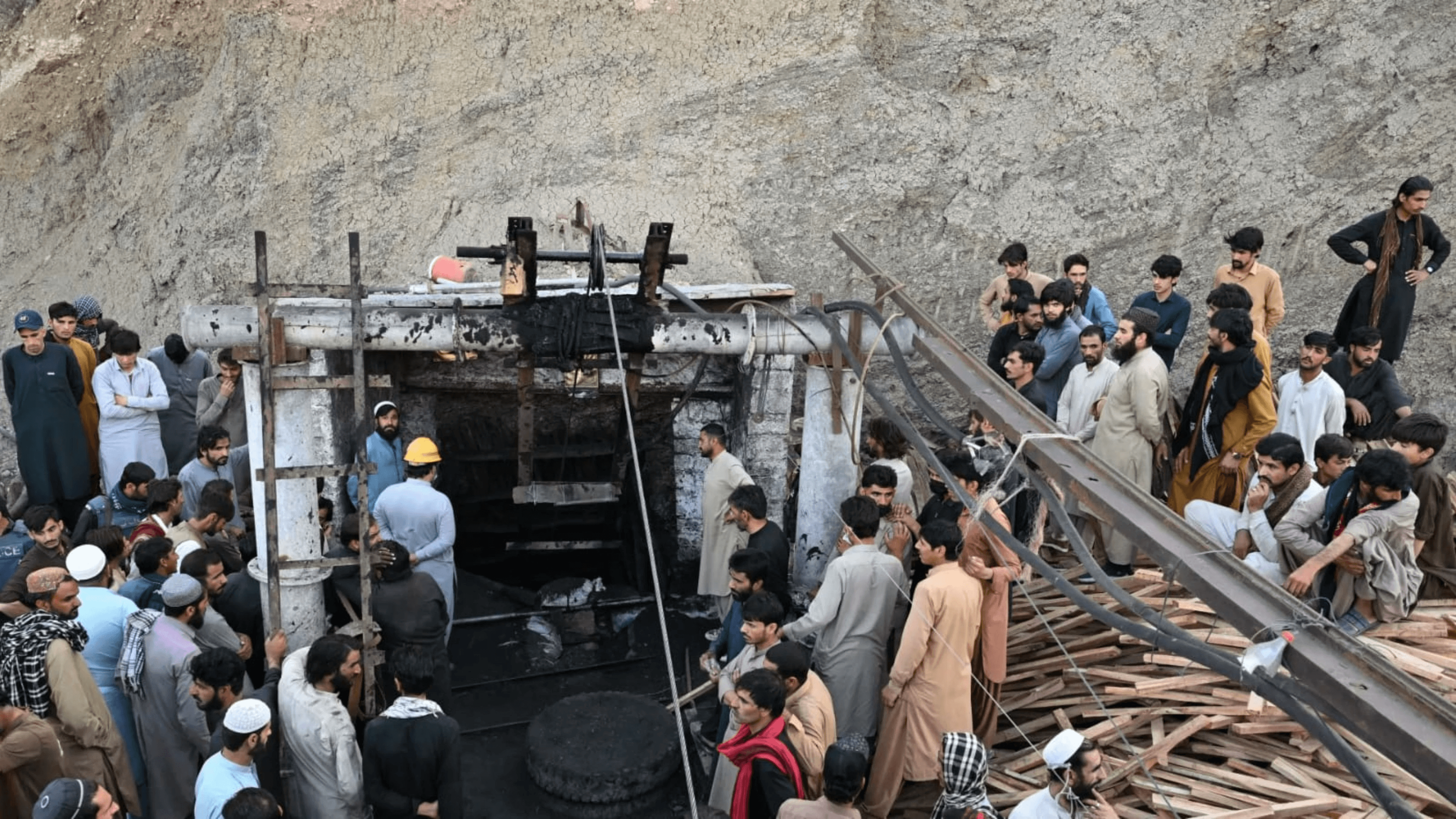 مصرع 34 عاملًا بانفجار غاز داخل منجم فحم في باكستان