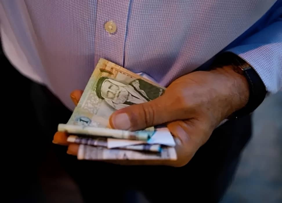 مصدر حكومي يكشف لـ"عين" موعد صرف رواتب الحكومة للشهر الحالي