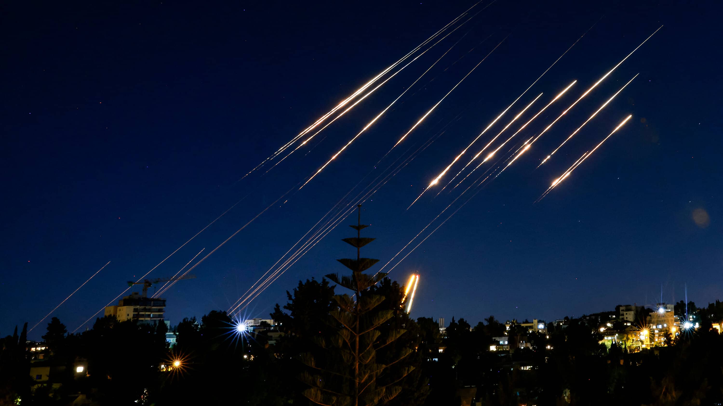 إعلام إيراني: إطلاق موجة جديدة من الصواريخ باتجاه فلسطين المحتلة