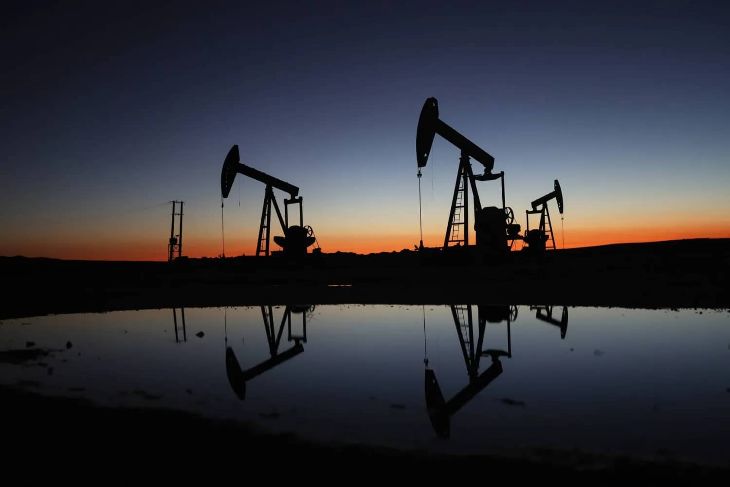 برنت يلامس 100.56 دولار .. النفط يحقق مكاسب أسبوعية تقارب 9% وسط مخاوف نقص الإمدادات