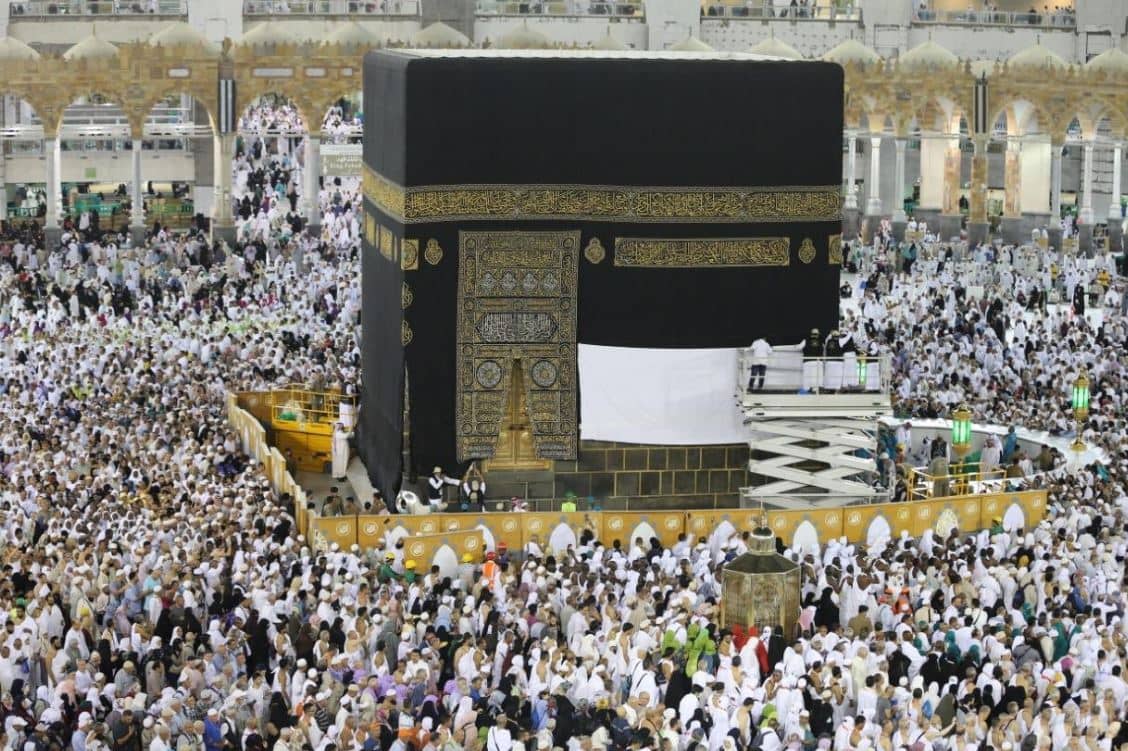 مشاهد من الحرم المكي بعد رفع الجزء السفلي من كسوة الكعبة المشرفة استعداداً لموسم الحج