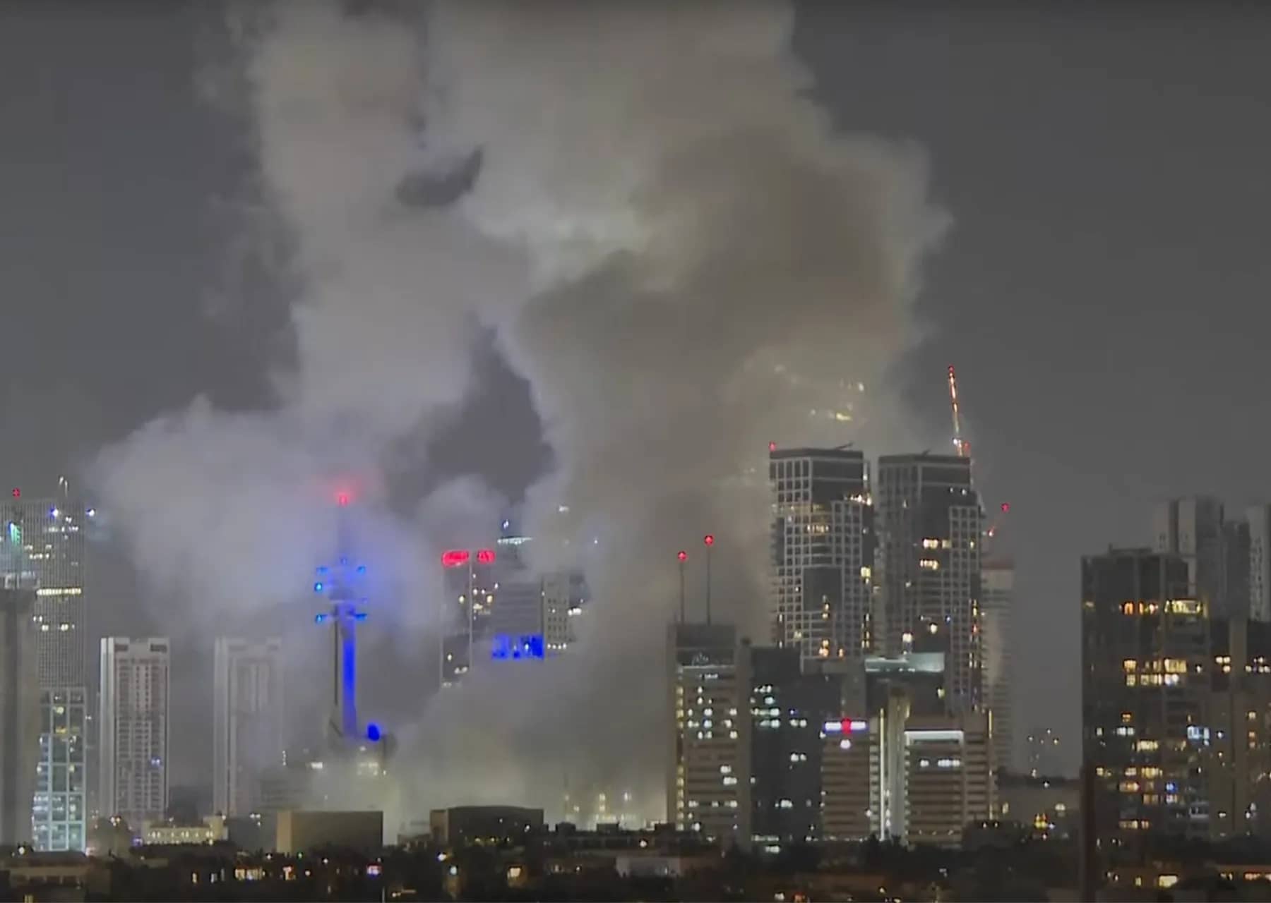 إعلام عبري: قتيل وعالقون تحت الأنقاض وإصابات في تل أبيب والشارون إثر هجوم صاروخي إيراني