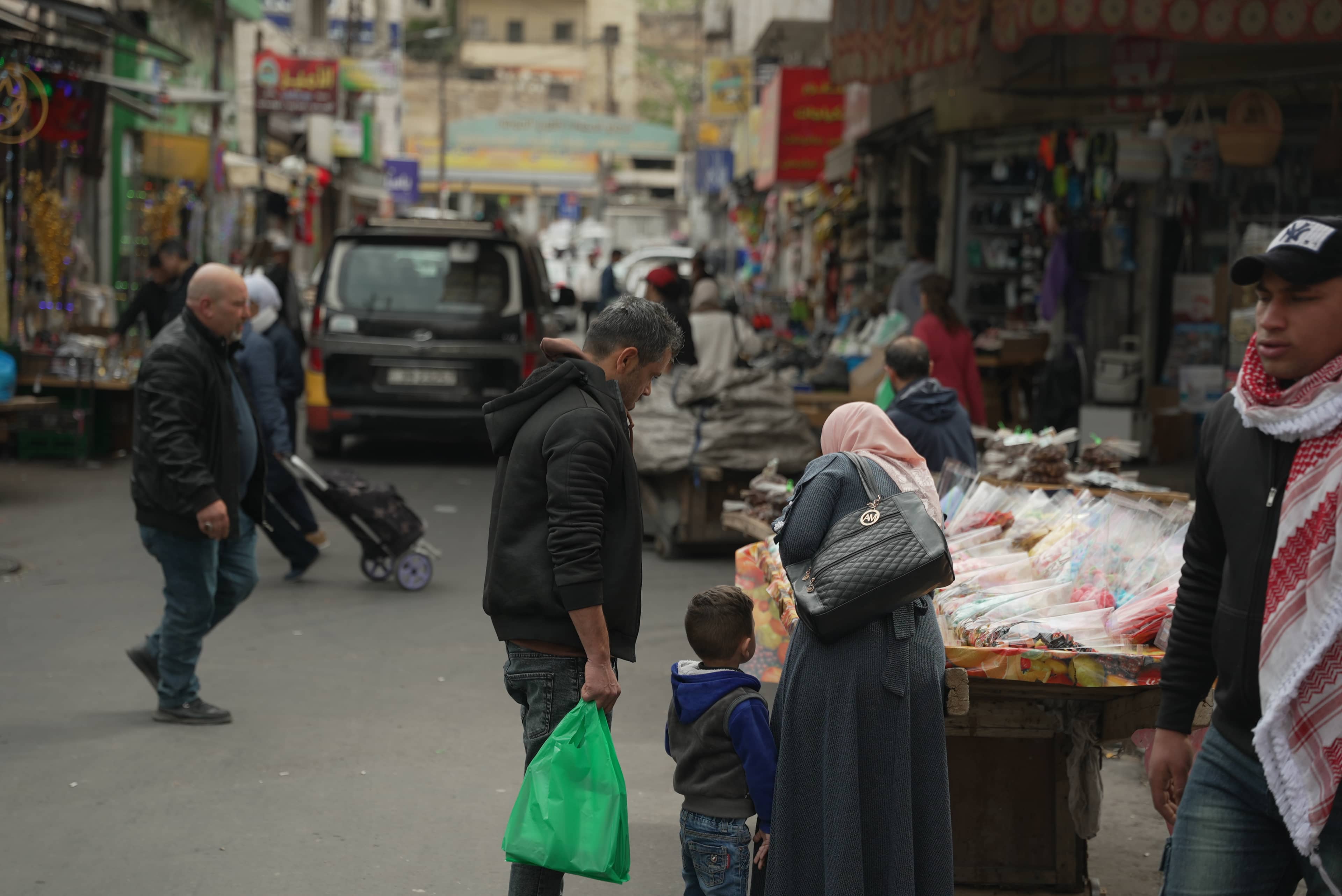 مواطنون يشتكون لـ"عين" من ارتفاع الفوائد وتراكمها على القروض