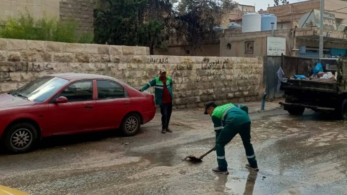 بلدية الزرقاء تكثف جهودها للتعامل مع الحالة الجوية