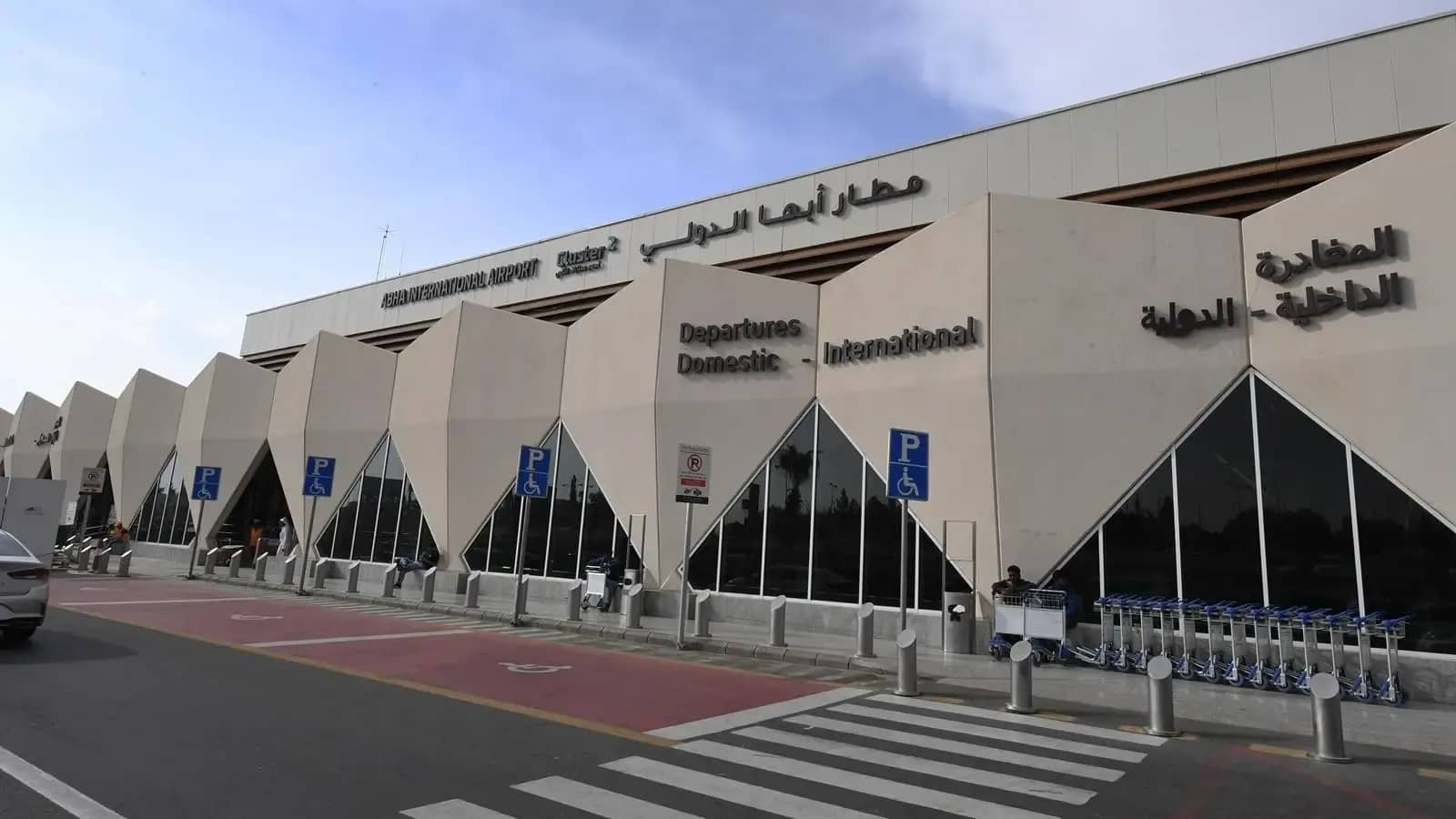 الحوثيون يعلنون استهداف مطار أبها بصاروخ باليستي