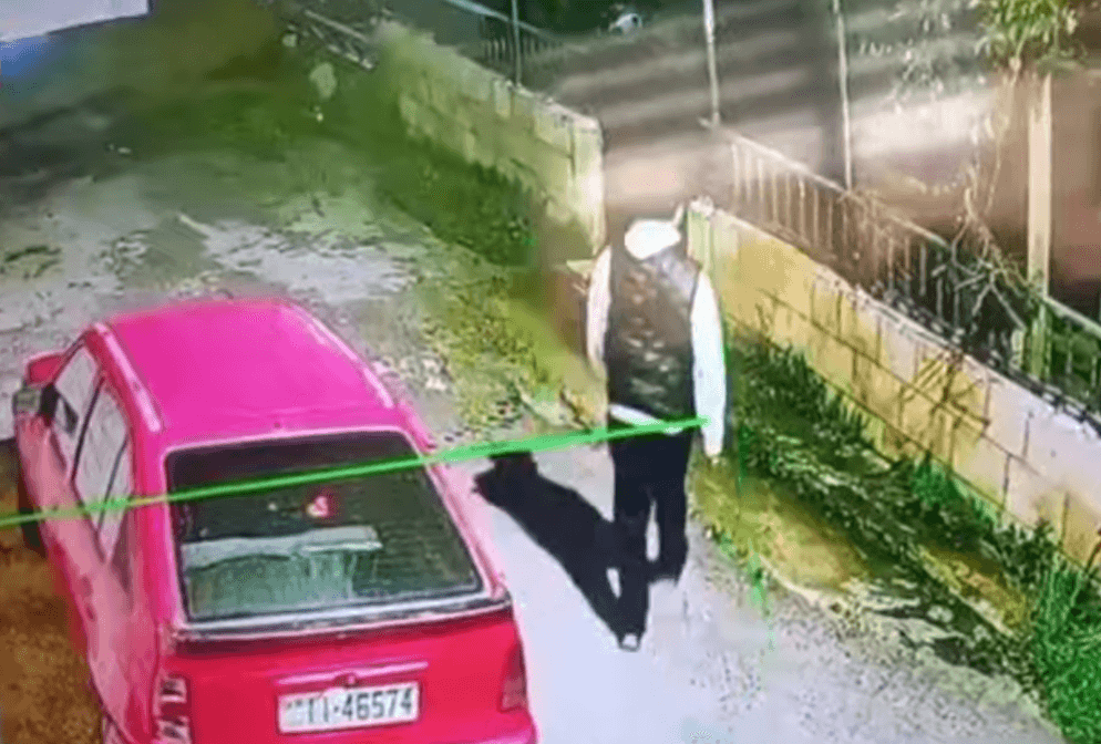 شاب يثير الرعب في طبربور.. اعتداءات متكررة وتحطيم مركبات والمتصرف يتدخل