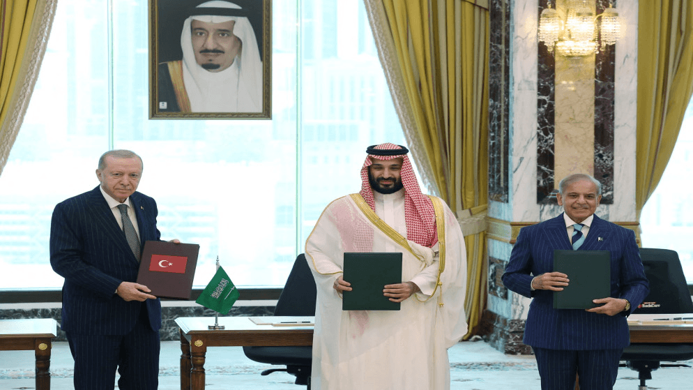 ما أهداف الاتفاق الدفاعي بين السعودية وتركيا وباكستان بعد مفاوضات استمرت عاماً؟