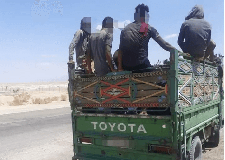 ضبط مركبة تحمل 14 راكبا في صندوقها الخلفي على طريق المطار
