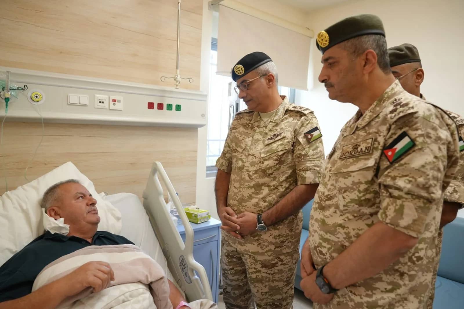 رئيس هيئة الأركان يعود مصابي حادثة الكرك ويوجّه بتوفير الرعاية الطبية اللازمة لهم