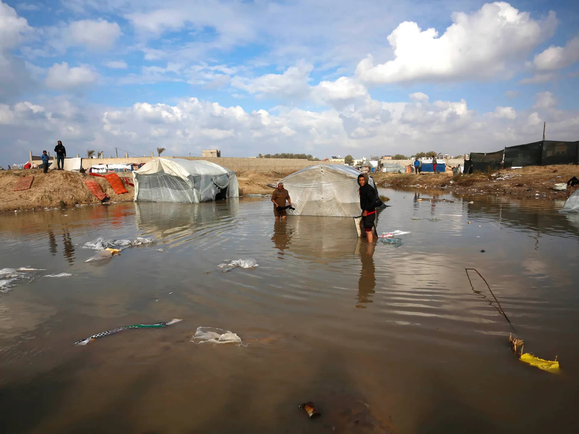 تفاقم معاناة النازحين في قطاع غزة جراء الأمطار الغزيرة وغرق الخيام