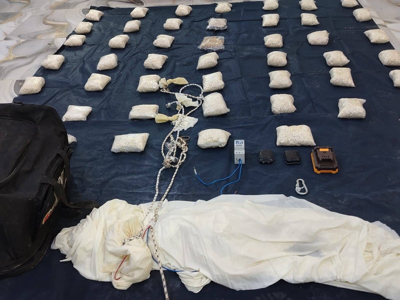 الجيش يحبط محاولتي تهريب مخدرات بواسطة بالونات موجهة إلكترونيًا