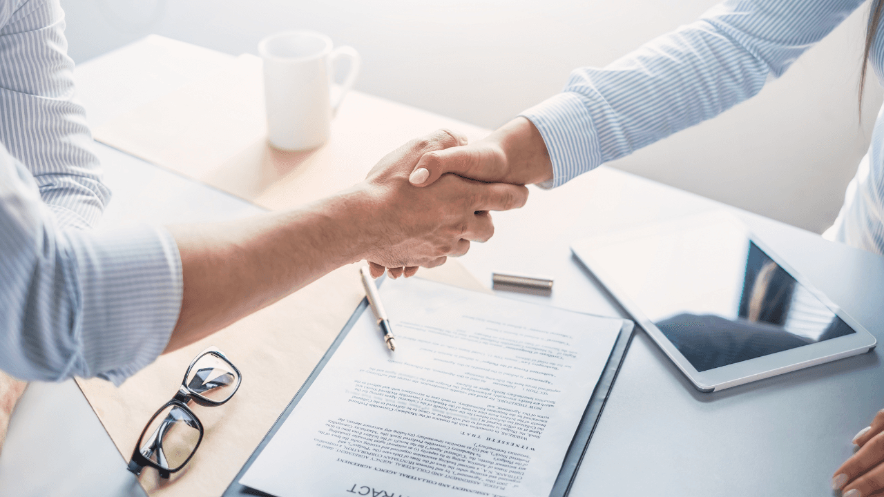 وزارة العمل توقع 5 عقود جماعية لتحسين مزايا 2800 عامل في قطاع الكهرباء