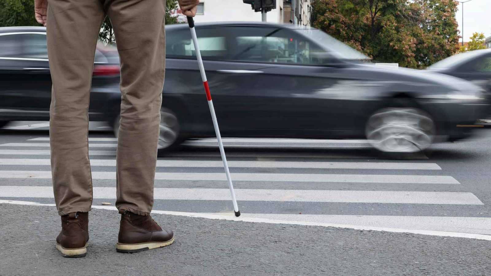 أشبه بمشهد سينمائي.. مصرع مسن صدمته سيارة على ممر المشاة