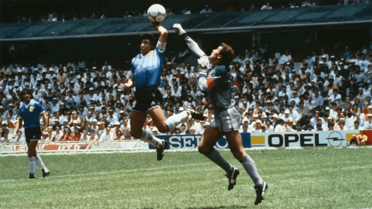 كرة مارادونا في مباراة الأرجنتين وإنجلترا 1986 تُعرض للبيع