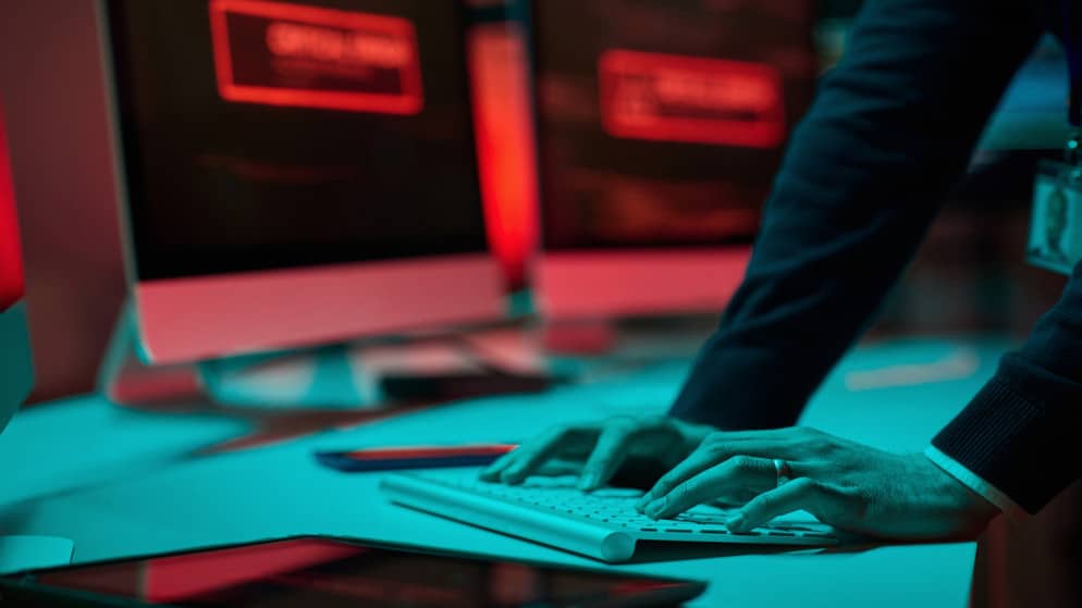 متسللون مرتبطون بإيران يخترقون البريد الشخصي لمدير مكتب التحقيقات الأمريكي