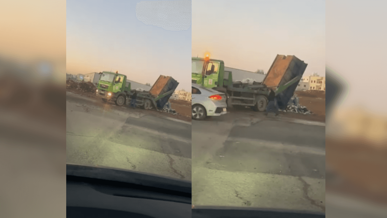 شاحنة لأمانة عمان تلقي نفايات بمكان عام.. ومدير المنطقة: سلوك غير مقبول