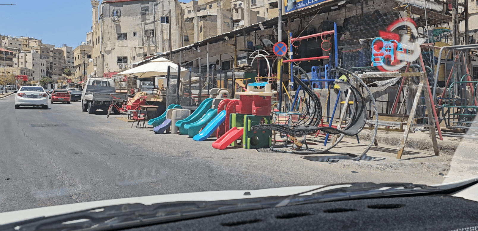 تقرير لـ"الدار": أصحاب محال بيع أثاث مستعمل يستولون على جزء من "شارع الأردن"