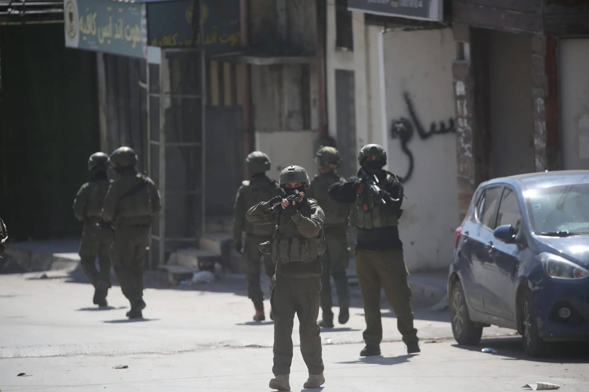 الاحتلال يعتقل فلسطينياً بزعم التسلل إلى مستوطنة "أفيتار"
