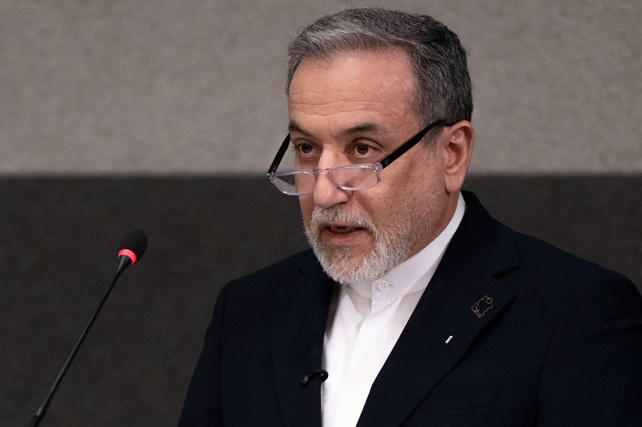 عراقجي يضع واشنطن أمام خيارين: إما وقف إطلاق النار أو استمرار الحرب عبر "إسرائيل"