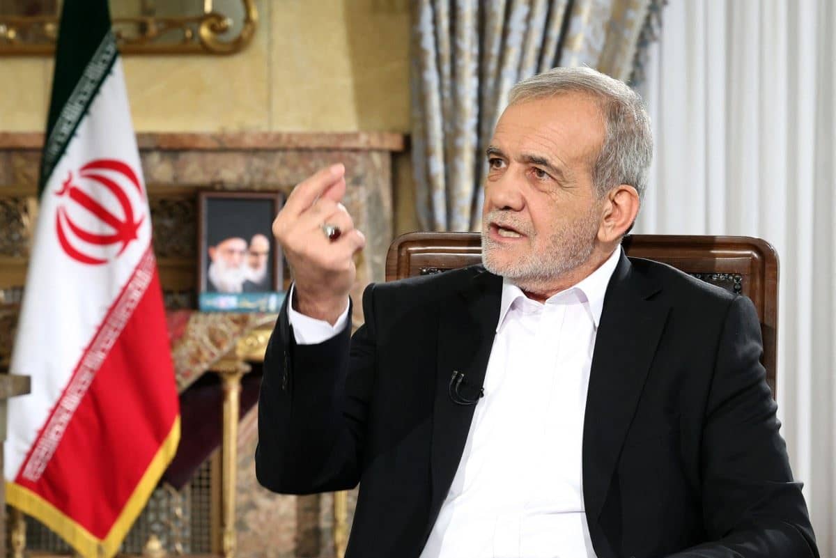 الرئيس الإيراني: أيدينا ستبقى على الزناد ولن نتخلى عن اللبنانيين