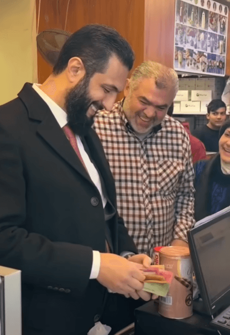 جولة للشرع في أسواق دمشق تنفي مزاعم استهدافه