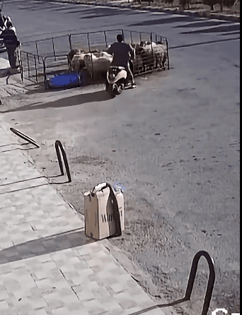 حادث غريب إثر اقتحام دراجة نارية لحظيرة أغنام