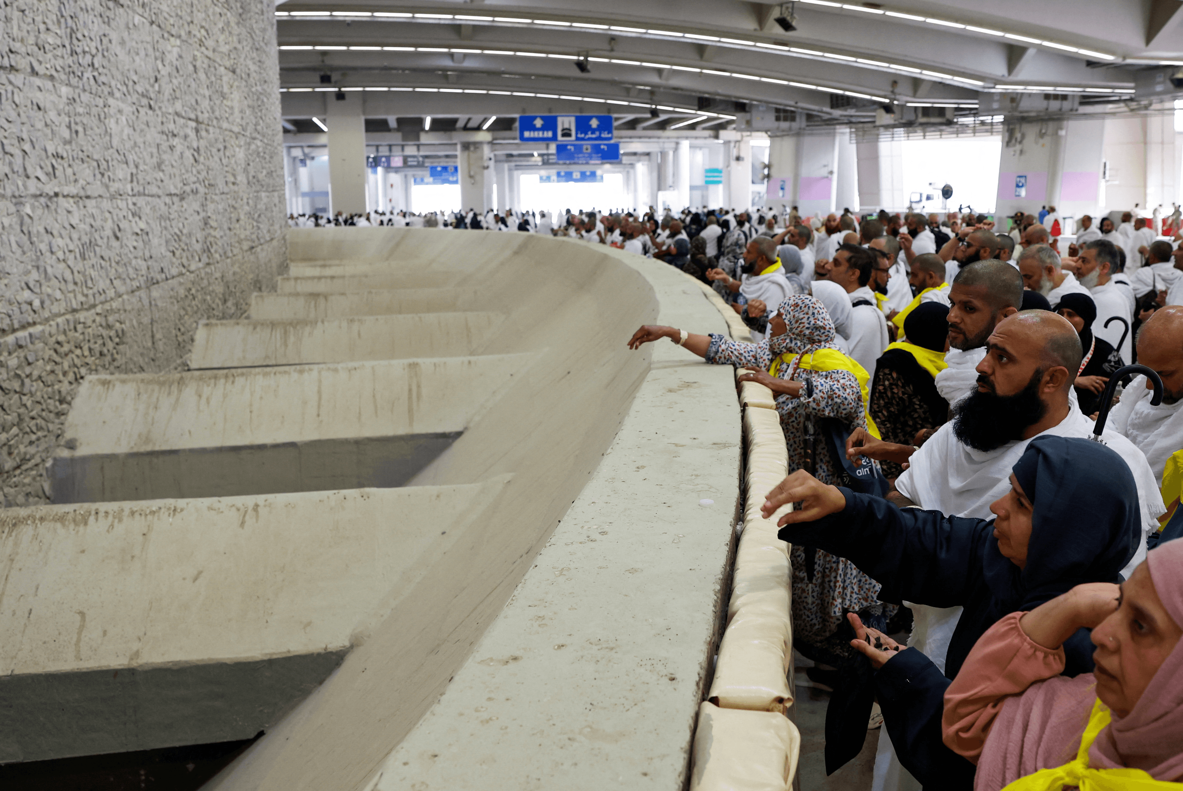 الحجاج يرمون جمرة العقبة الكبرى