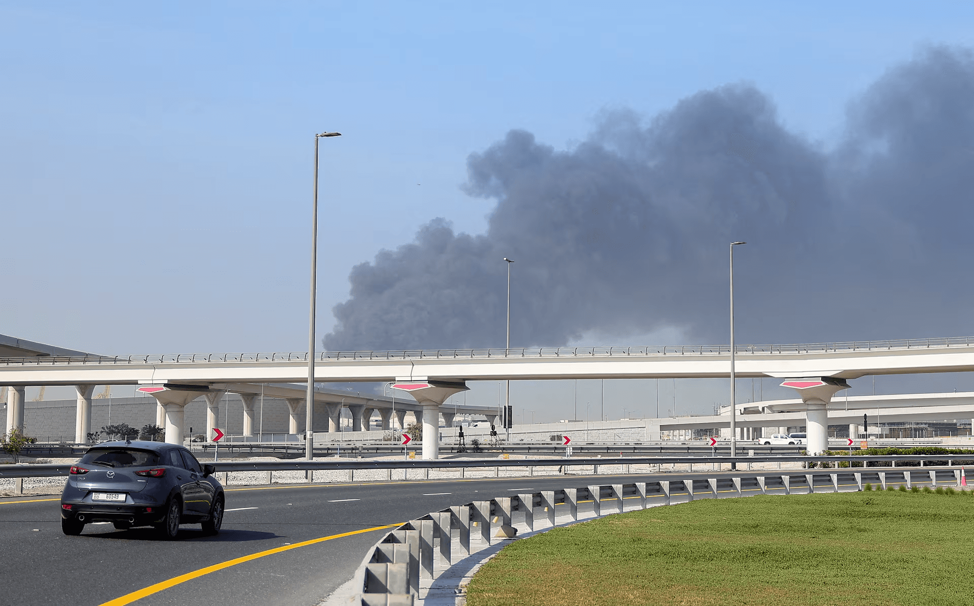 إعلام إيراني: الهجمات الأمريكية أصابت الجسر الرابط بين بندر عباس وشيراز