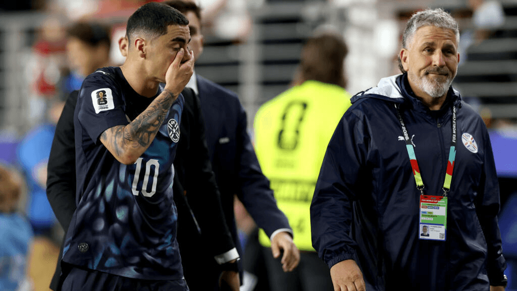 طرد تاريخي في كأس العالم 2026 بسبب تغطية الفم أثناء الحديث