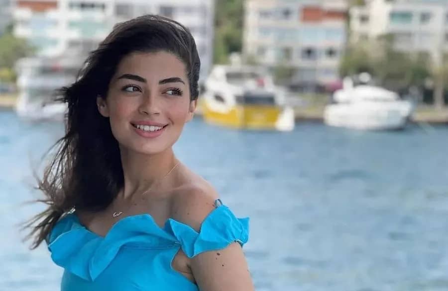 ليلى أحمد زاهر مع البطلة الحقيقية لقصة مسلسلها الجديد