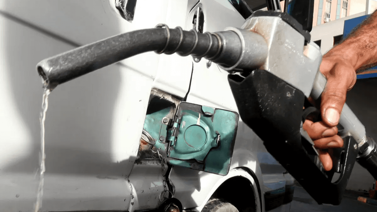 انخفاض أسعار النفط عالميا متأثرة بزيادة الإمدادات