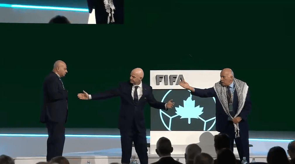 الفيفا يحاول والرجوب يرفض.. تفاصيل الموقف الفلسطيني الرافض لتبييض جرائم الاحتلال عبر الرياضة