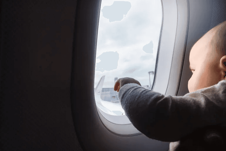 على ارتفاع آلاف الأقدام.. "قاعة ولادة" مفاجئة فوق السحاب على متن طائرة أمريكية