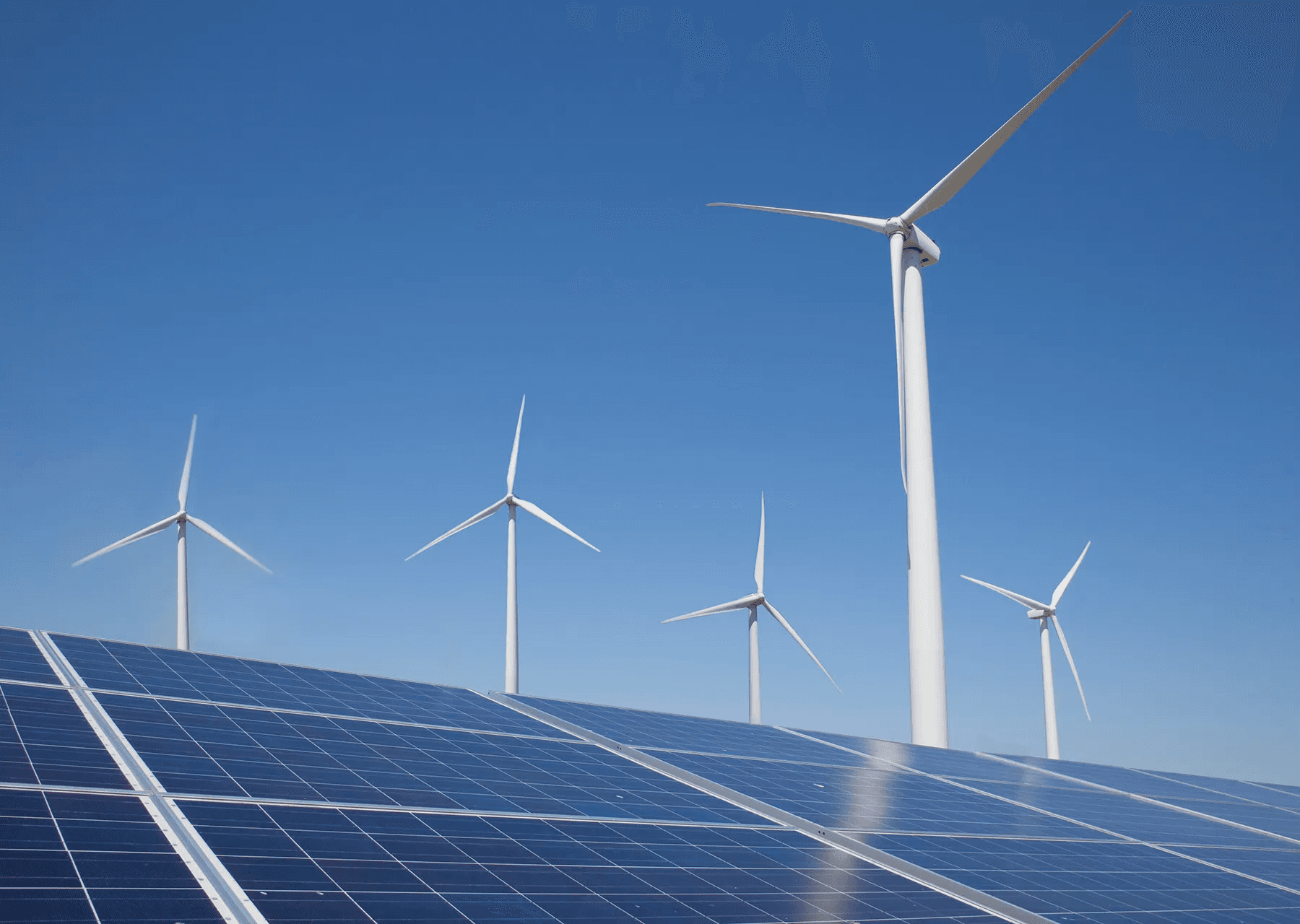 النفط رهينة الصراعات.. والعالم يتجه نحو الطاقة النظيفة