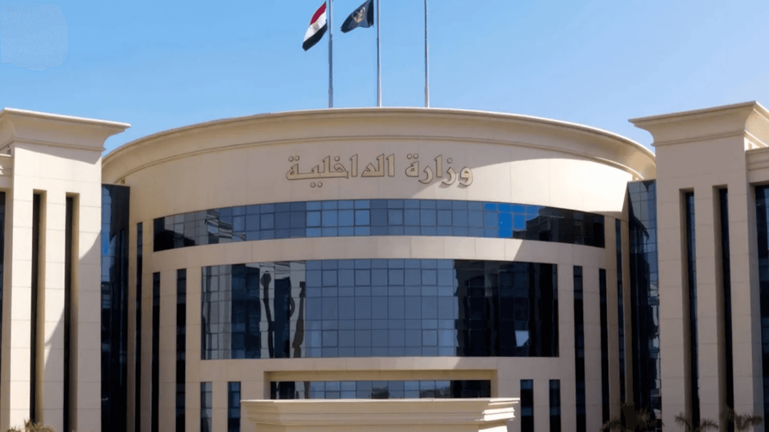 القبض على متهم أثار الجدل بتخريب سيارة فتاة والاعتداء عليها في مصر