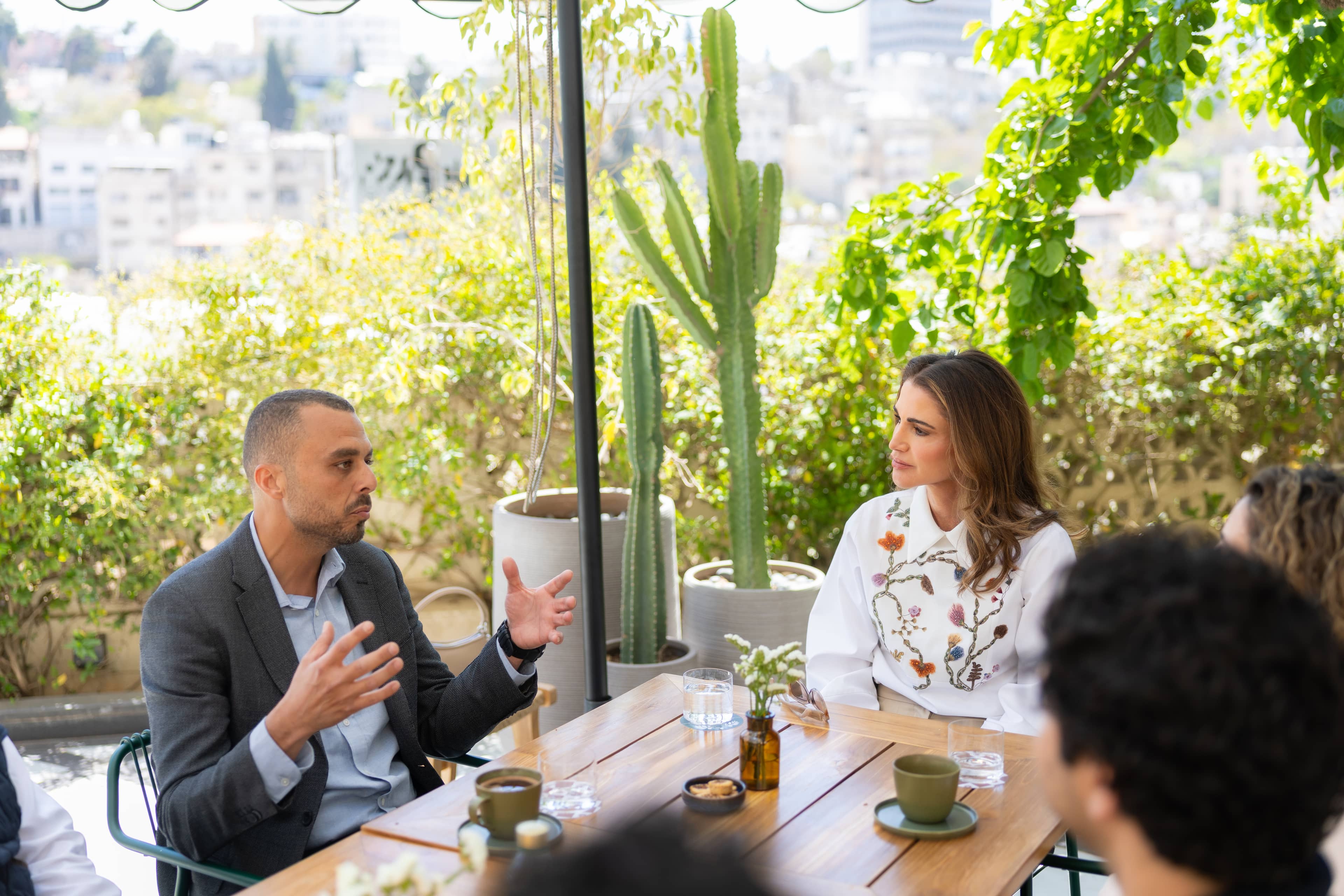 الملكة تلتقي مجموعة من رواد الأعمال وتزور مبادرة "عزوتي"