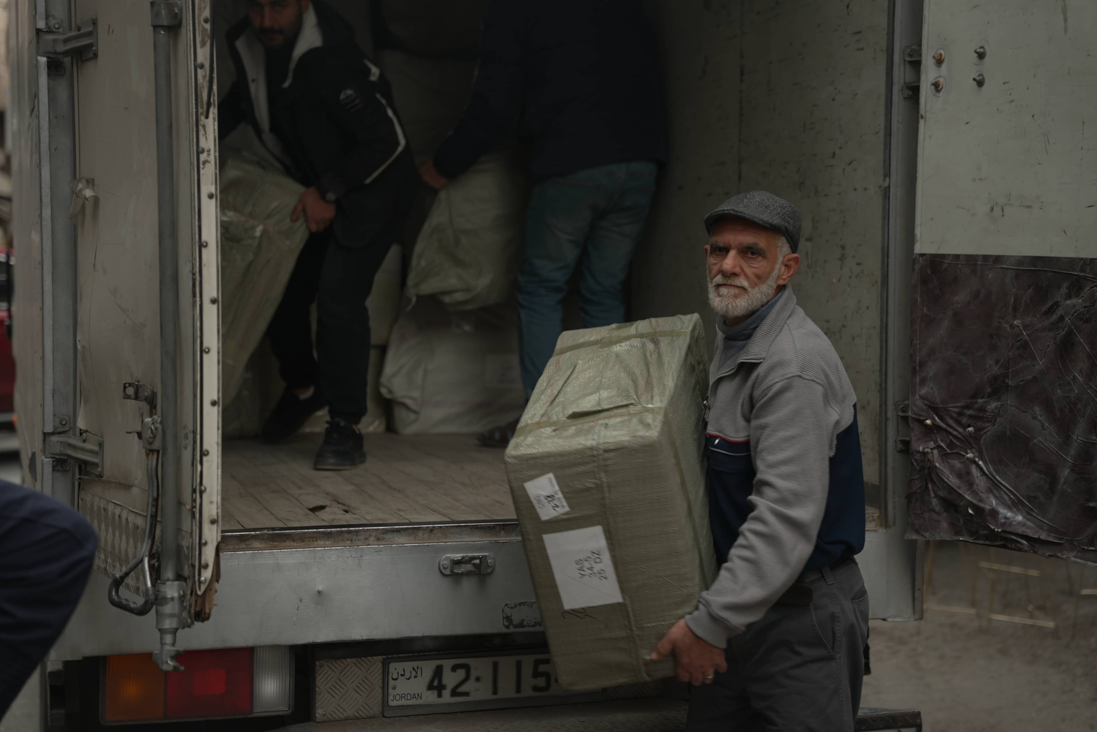 "نعيش على الفتات".. أردنيون يروون قصصا موجعة بين القروض ولقمة العيش