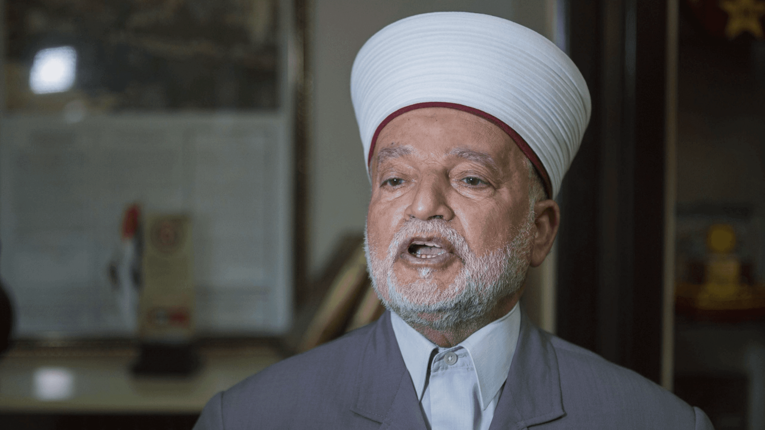 الاحتلال يجدد إبعاد المفتي العام للقدس عن الأقصى 6 أشهر