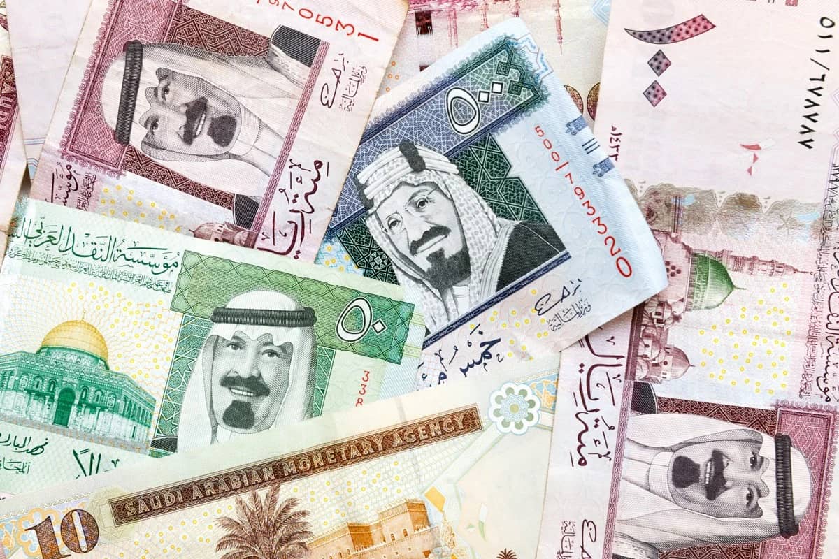 السعودية تقدم 1.3 مليار ريال لدعم رواتب الموظفين وميزانية الحكومة اليمنية