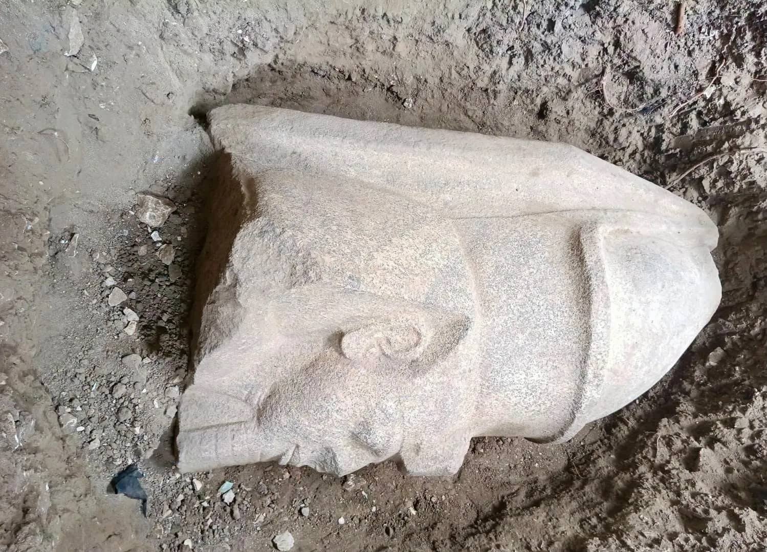 صور.. مصر: اكتشاف بقايا تمثالين ضخمين للملك رمسيس الثاني