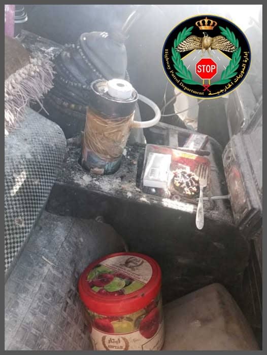 "الدوريات الخارجية": ضبط سائق مركبة يدخن "الأرجيلة" أثناء القيادة