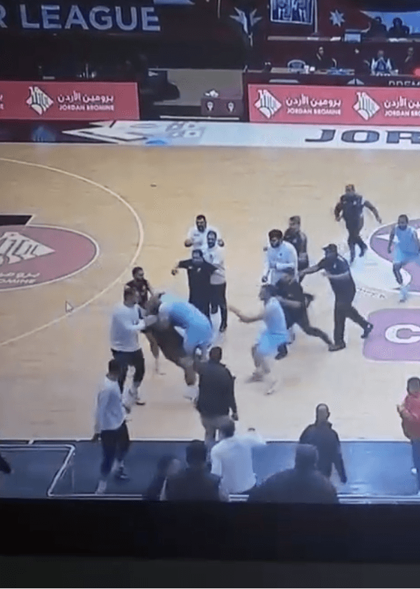عراك بالأيدي بين اللاعبين في مباراة الفيصلي واتحاد عمان بكرة السلة