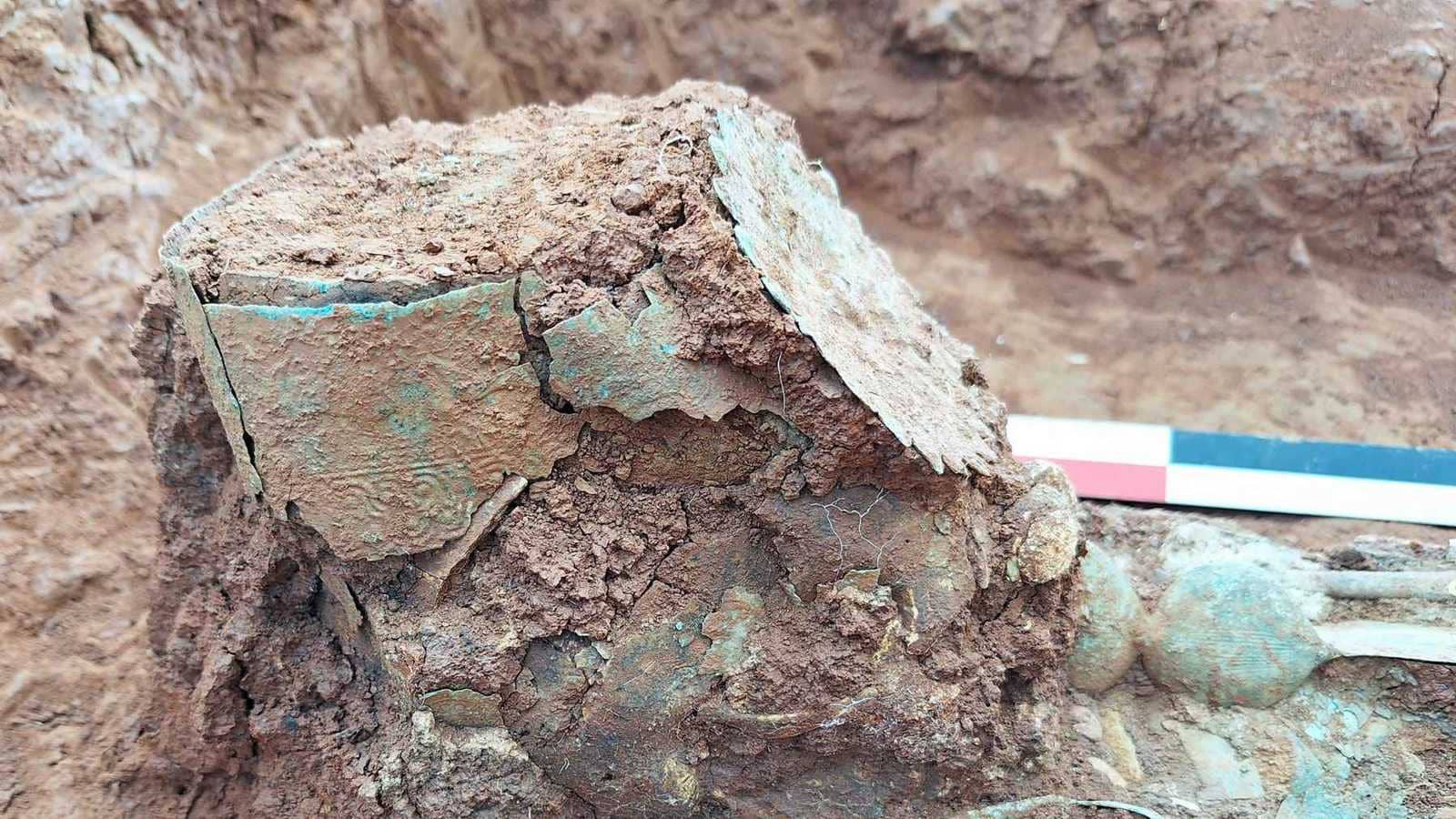 قبر امرأة بتاج مقلوب يذهل علماء الآثار في اليونان