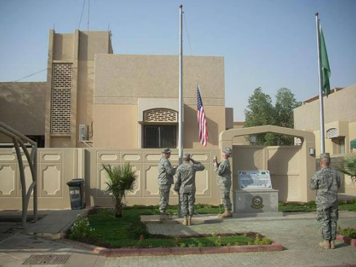 رويترز: حريق في مبنى السفارة الأمريكية بالرياض عقب إنفجار