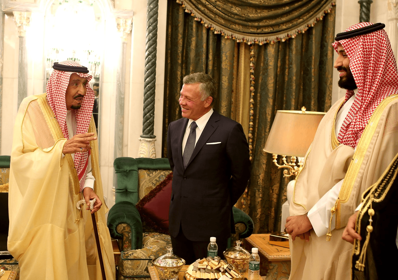 الملك يهنئ خادم الحرمين الشريفين باليوم الوطني السعودي