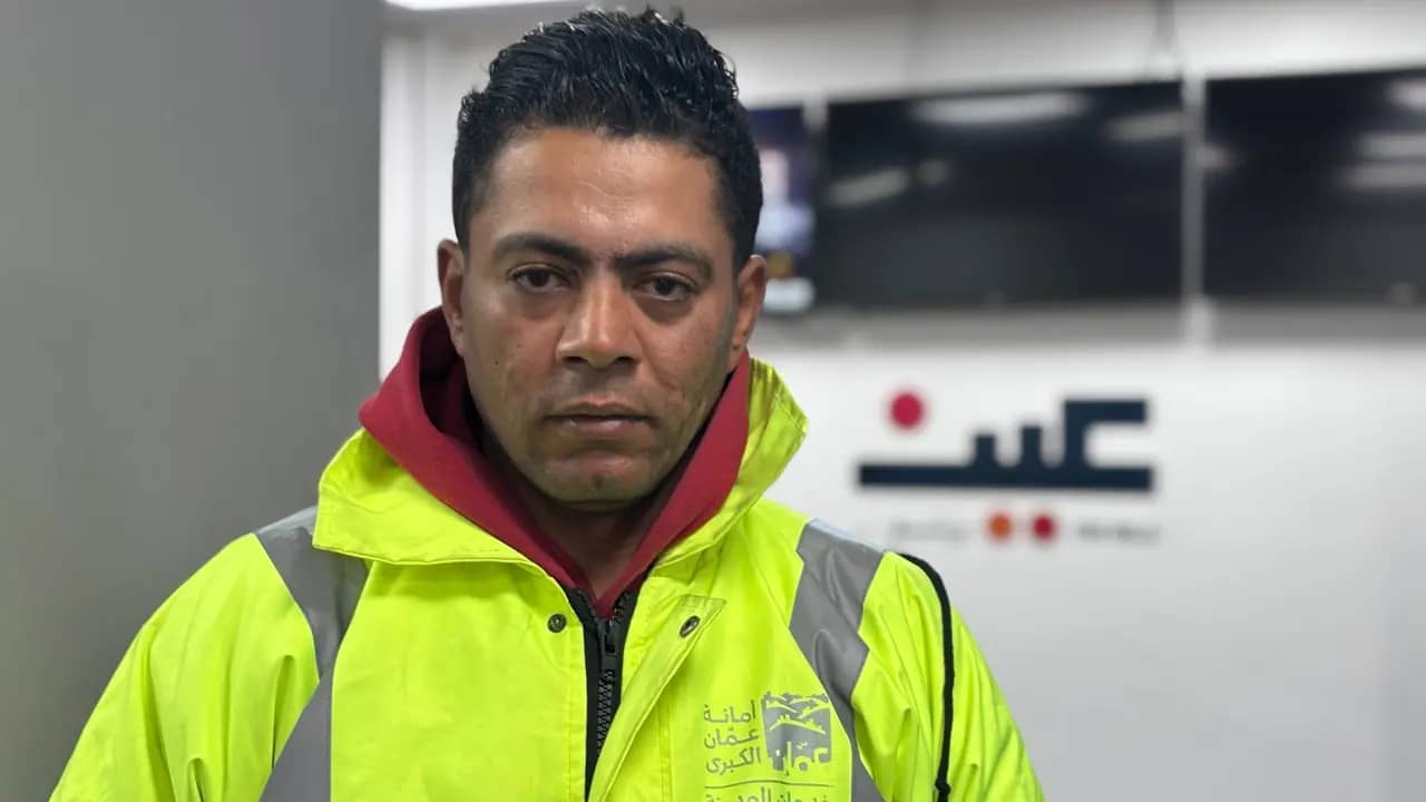 "قلبي كان يرجف من البرد الشديد".. معاناة "يحيى" عامل وطن أردني
