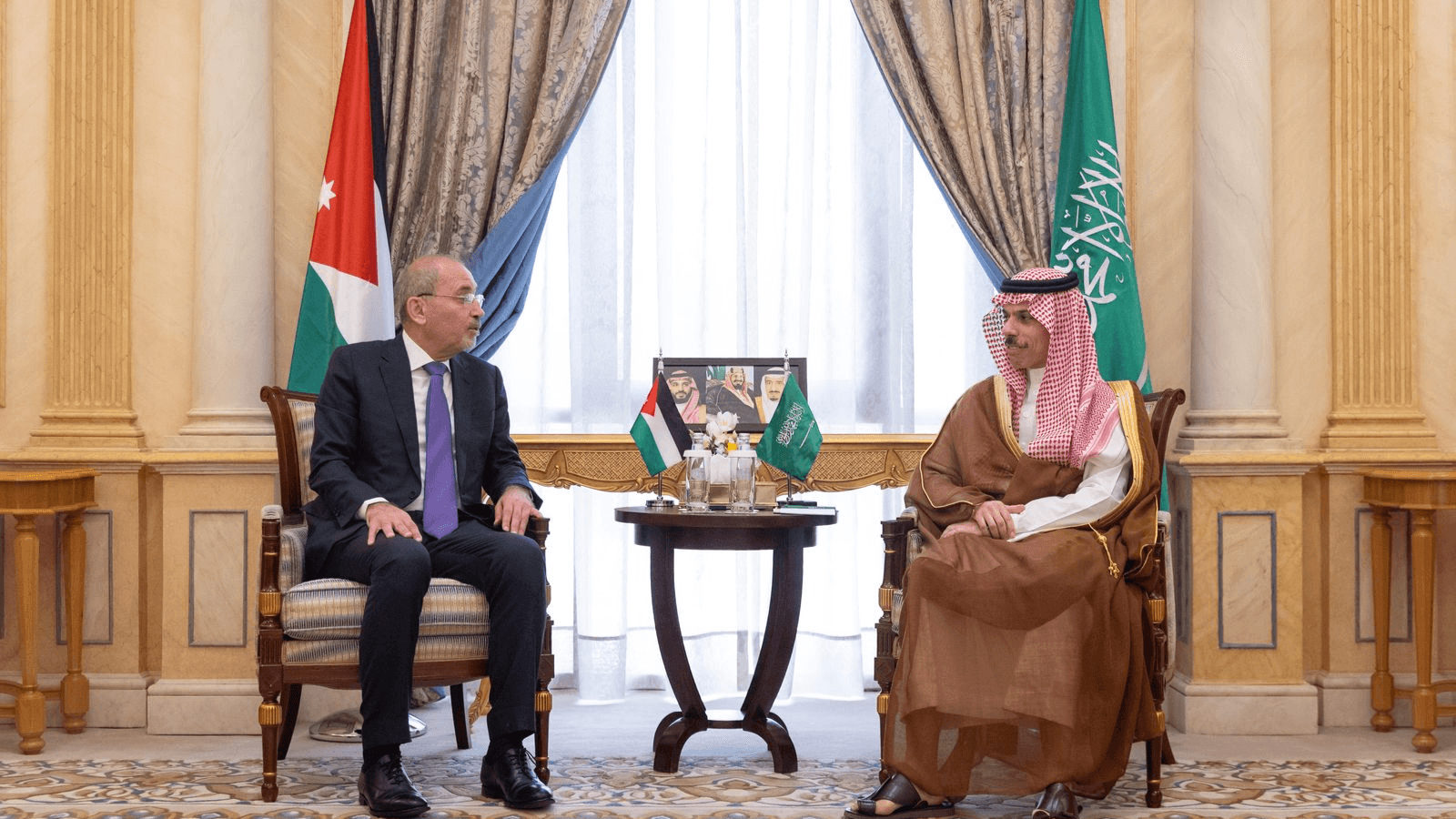 الصفدي ونظيره السعودي يبحثان جهود خفض التصعيد الإقليمي