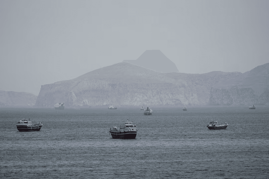 إيران تفرض سيادتها الميدانية على المضيق وتوجه رسالة شديدة اللهجة