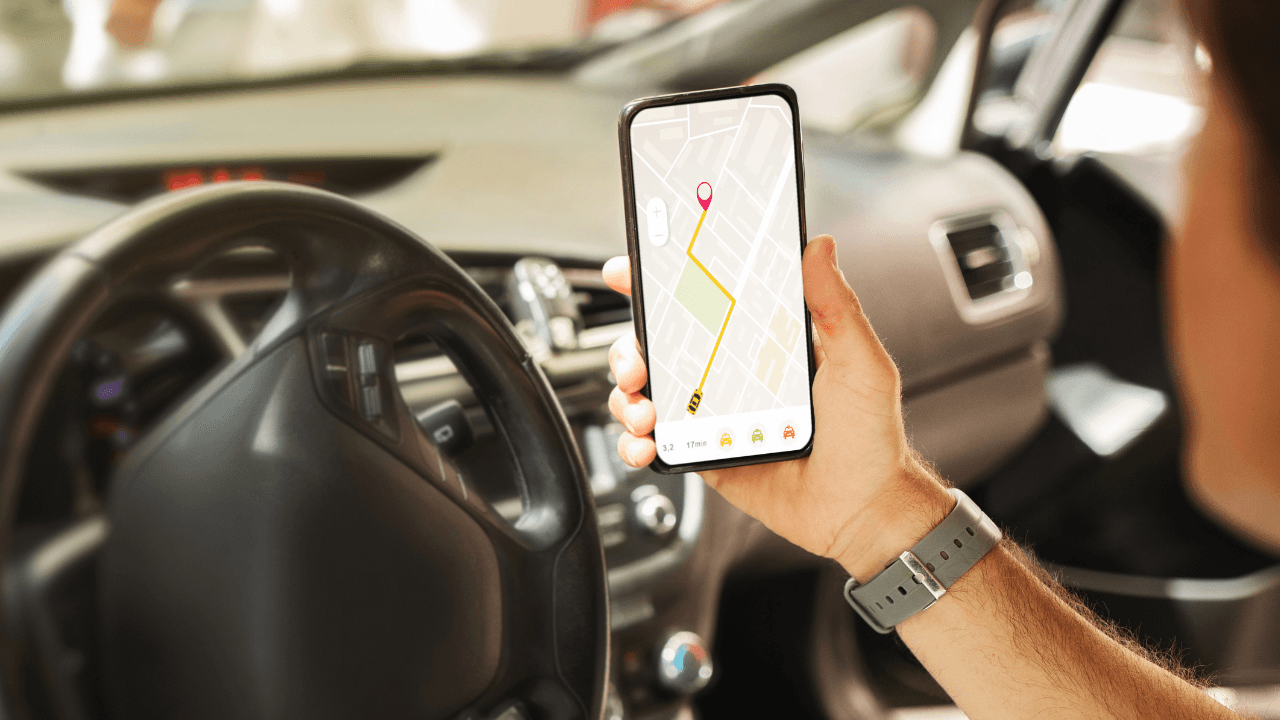 محامٍ متخصص يحذر من ترخيص عشوائي لتطبيقات النقل الذكي