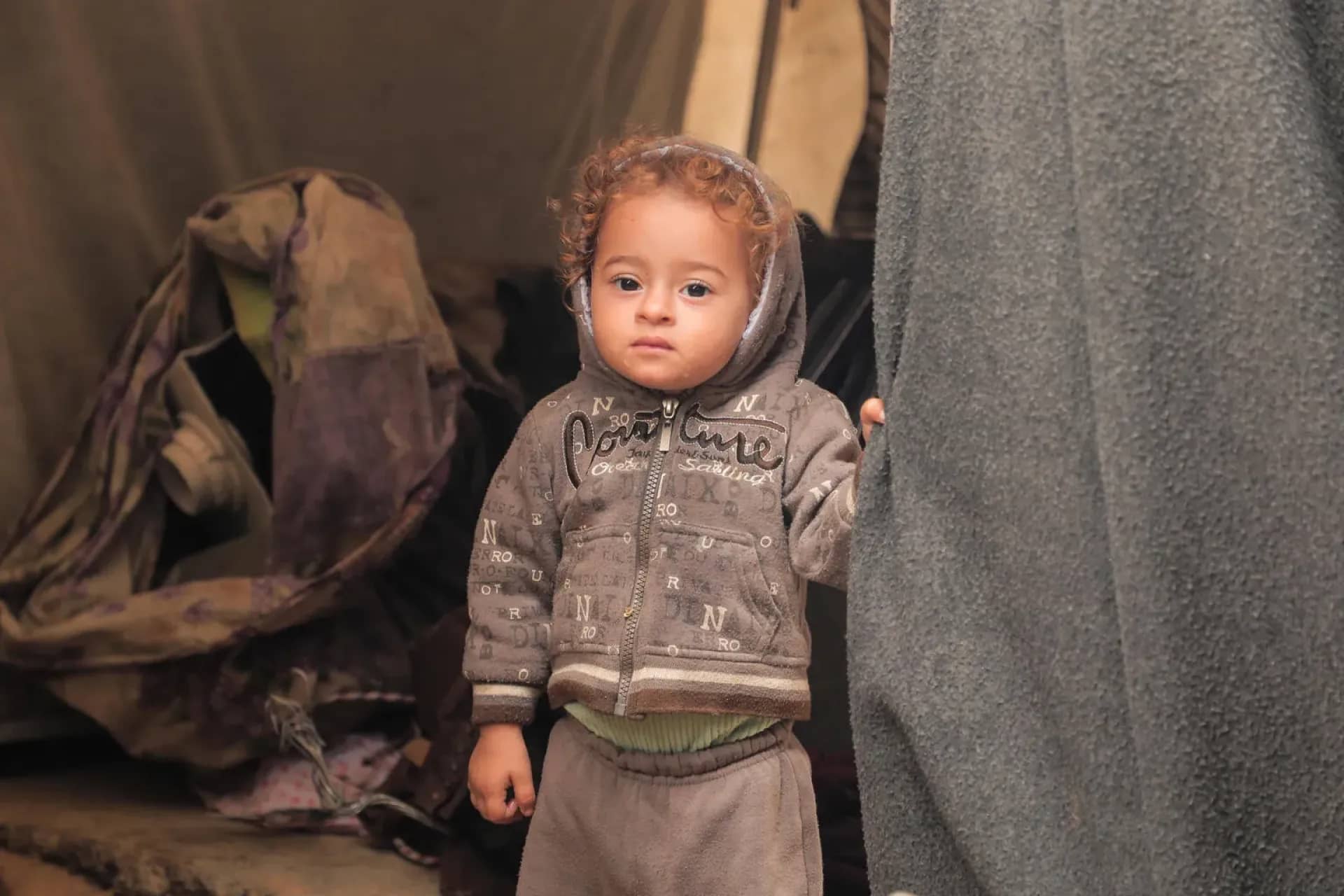 ارتفاع حصيلة وفيات البرد في مخيمات نزوح غزة وتحذير من كارثة إنسانية وشيكة